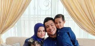 Lisa surihani binti mohamed or better known as lisa surihani (born 23 march 1986) is a malaysian actress, model, television host and commercial model. Lisa Surihani Hamil Anak Ketiga Utusantv