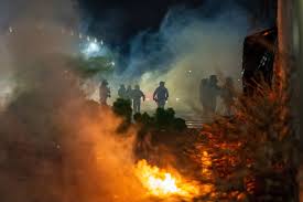 Tensions flare in Minnesota as protesters, federal agents square off |  Migration News | Al Jazeera