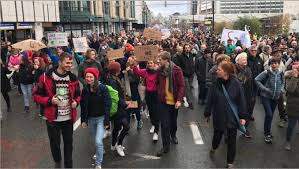 La manifestation contre le pacte de marrakech à bruxelles a été marquée par des heurts avec les forces de l'ordre, le 16 décembre. Bruxelles Manifestation Contre Les Politiques Environnementales