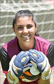 Goleira que interrompeu carreira no futebol por causa de Mariana agora  defende o América