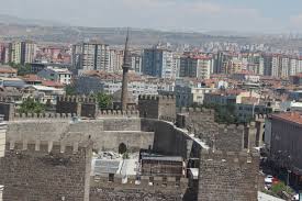 Kayseri tarihin her döneminde önemini korumuş, coğrafi ve stratejik konumu itibarıyla büyük akınlara ve işgallere maruz kalmış bir şehirdir. Buyukkilic Tarih Verdi Ve Kayseri Kalesi Nin Kapilari 6 Yil Sonra Aciliyor Kayseri Olay Haber Guncel