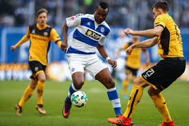 Der mittelstürmer dringt in die box ein, umkurvt bomheuer und haut den ball ins netz. Florian Ballas Kingsley Onuegbu Florian Ballas And Kingsley Onuegbu Photos Zimbio