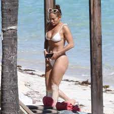 Картинки по запросу дженнифер лопес 2021 Figura Dzhennifer Lopes V Bikini Na Plyazhe Vnov Udivila Poklonnikov Vneshnij Vid Cennosti Lenta Ru