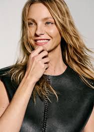 H&M estreia no Brasil com campanha vibrante que celebra a autoexpressão e a  diversidade cultural