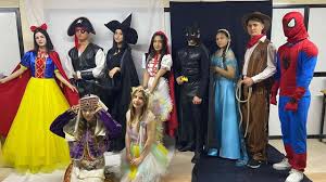 İzmirde lise öğrencileri harçlığını masal kahramanı kostümleriyle çıkarıyor