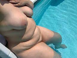 Es gibt keine bessere Art, den Pool zu genießen, als nackt zu sein.