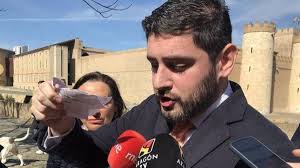 El vicepresidente del Gobierno de Aragón, de Vox, critica el islam y rompe  un folleto dedicado al Ramadán en Huesca