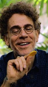 Aproveitando que o Peter e Barrett estavam no Brasil, gravamos a versão de  Dois Reveillons que foi apresentada nos shows da turnê, com a banda  completa. A nova versão já está disponível