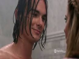 Tra pochissimi minuti andrà in onda su La 5 la puntata 1x18, puntata  ricordata per la famosa scena della doccia.