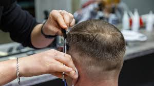 Il taglio di capelli taper dissolvenza è uno degli stili più iconici e alla moda. I Migliori Tagli Per Uomo Con Capelli Fini