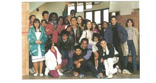 Colères et on ne sort jamais vraiment de cet établissement solaire à l'école de la vie y a des matières obligatoires et certains cours sont en option pour te former à ton histoire la vie démarre souvent avec le prof d'insouciance il est utile, il. Grand Corps Malade L Ancien Eleve D Elsa Triolet Lejsd