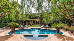 Kylie jenner rented the former malibu home of yolanda hadid and david foster. Kendall Jenner Buys 8 55 Million Mansion Teen Vogue