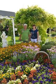 Zu Gast Im Schonsten Garten Burgenlands 1000 Blumen In 130 Verschiedenen Sorten Eisenstadt