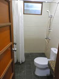 Memiliki 3 kamar termasuk kamar utama, setiap kamar dilengkapi dengan kamar mandi elegan, dengan bahan dasar terbaik dikelasnya. 23 Kamar Mandi Ukuran Mungil Minimalis Yang Keren