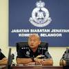 Pemangku jabatan siasatan jenayah komersial bukit aman, datuk saiful azly kamaruddin menunjukkan barang rampasan semasa di sidang media mengenai tangkapan sindiket penipuan pelaburan di menara kpj, kuala lumpur. 1