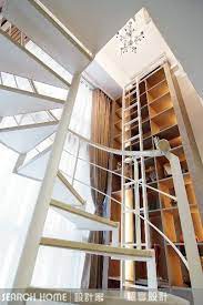 旋轉樓梯搭配整面書牆 好省空間的樓梯設計5 tips staircase stairs ladder