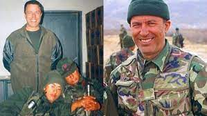 Genelkurmay başkanı orgeneral hulusi akar'ın sosyal medyada hızla yayılan fotoğrafları büyük ilgi gördü 09 nisan 2017. Hulusi Akar In Eski Fotograflari Sosyal Medyayi Salliyor Hulusi Akar Askerleri Uyurken Yakalayinca Ne Yapti