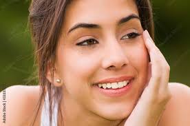 Retrato de mujer morena tocando su cara Stock Photo