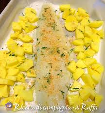 Intanto accendete il forno e regolate la temperatura sui 200 gradi, snocciolate le olive, sciacquate i capperi, precedentemente messi in acqua, tritate il prezzemolo e e spremete il limone. Baccala Al Forno Con Le Patate Ricette Di Campagna