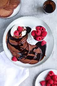 rezept fur schoko kakao pancakes mit himbeeren rezept rezepte einfacher nachtisch und schokosauce