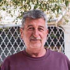 هذي اللؤلؤة الكبيرة كانوا يسمونها “الموزة”، لأنها طويلة شوي وتلفت النظر،  ولأنها رمز للشيء الثمين اللي ما يتكرر. يوم واحد فيهم يطلع من البحر ويصيح:  “حصلت الموزة!”، الكل يفرح ويحتفل، لأنهم عارفين