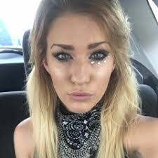 Mandi Lee's Instagram, Twitter & Facebook