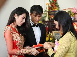 Theo thông tin được biết, chi phí cho sự kiện đặc biệt này của hai người rơi vào mấy chục tỷ đồng. Ä'am CÆ°á»›i Cong Vinh Thá»§y Tien Khoáº£nh Kháº¯c RÆ¡i NÆ°á»›c Máº¯t
