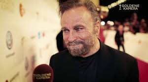 Protect yourself with the all new 9mm hellcat™. Goldene Kamera 2019 Franco Nero Auf Dem Roten Teppich Youtube