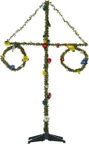 Runt midsommarstången tar vi varandra i. Midsommarstang