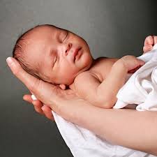 Das kann zum beispiel daran liegen, dass die spirale verrutscht ist, zu lange in der gebärmutter war oder an einem materialfehler. Video Baby Kommt Mit Spirale In Der Hand Zur Welt Brigitte De