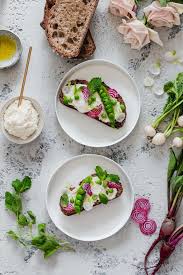 These Spring Vegetable Crostini Feature A Macadamia Nut Ricotta And Some Of The Season S Prettiest Produce Recettes De Cuisine Stylisme Culinaire Idee Recette