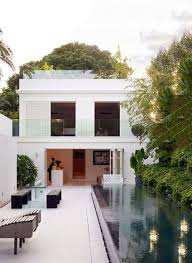 Le Contraste Entre La Maison Et La Nature Qui L Entoure Est Epoustouflant Maison Archi Constructeur Maison Constructeur De Maison Individuelle Maison Style