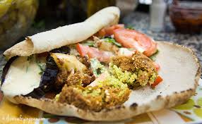 تغسير اكل سندويش الفول والطعميه : Ø³Ø§Ù†Ø¯ÙˆØªØ´ Ø§Ù„ÙÙ„Ø§ÙÙ„ Ø¨Ø§Ù„Ø¨Ø§Ø°Ù†Ø¬Ø§Ù† Ø§Ù„Ù…Ù‚Ù„Ù‰ ØµÙØ­Ø©