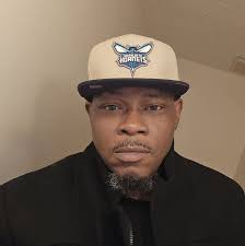 Max B shows off his fit at the Jets game just hours after being released  from prison 🏈🔥 (via The People Gallery)