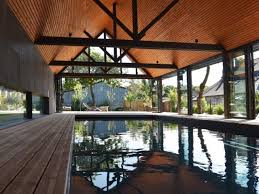 Un Abri De Piscine Inspire Des Hangars Agricoles Hangar Agricole Abri Piscine Maison Industrielle