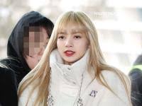 Lisa por su parte era muy tímida y no encajaba. Why Do Fans Think Bts Jungkook Is Dating Blackpink S Lisa Pinkvilla