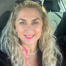 מה האור שלך שאת רוצה לראות במלואו היום?" אמש הדלקנו נר ראשון של חנוכה.  חנוכה מספר סיפור שלא מתחיל בנס גדול אלא באור קטן שנבחר לא להיעלם. מעט שמן,  הרבה חושך, והחלטה