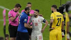 Un utente ha postato la didascalia le vite salvate da chiellini, con immagini del giocatore nei panni di superman che impedisce a saka di cadere a terra, ma anche mentre salva chiellini6. Italy S Giorgio Chiellini Playfully Punches Spain S Jordi Alba Hugs Him Before Penalties Watch Football News The Wall Fyi