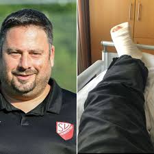 Regionalliga Bayern: Manager des SV Heimstetten Michael Matejka stürzt beim  Spiel gegen FC Augsburg II