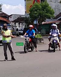 Maybe you would like to learn more about one of these? Demi Cukupi Hidup 3 Tunarungu Magetan Rela Pertaruhkan Keselamatan Suara Kumandang