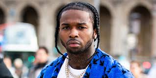 Cette dernière est survenue suite à une balle qui s'est logée au niveau du torse du rappeur. Pop Smoke Rapper Was Reportedly Found Dead After A Home Invasion