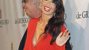 Figlia del cantante claudio villa e della soubrette e ballerina noemi garofalo, che aveva avuto una lunga relazione con villa dalla quale era nato nel 1960 claudio e sei anni dopo manuela, inizia a studiare canto e pianoforte all'età di cinque anni. Briatore A Elisabetta Gregoraci Mantenimento Da Capogiro