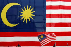 Di dalamnya terdapat bulan sabit dan bintang berwarna kuning; Di Amerika Bendera Malaysia Dikira Bendera As Bersimbol Isis
