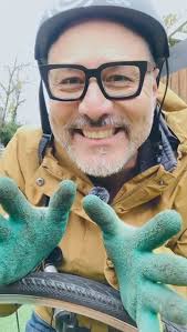 Conoce el vestuario que viste a Pedro Mancilla. Zaza Dorali se destaca por  su diseño y mano de obra nacional, privilegiando la vanguardia y el  comercio...