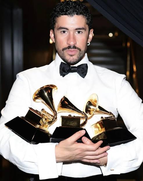 Bad Bunny faz história no Grammy com álbum totalmente em espanhol