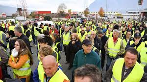 Découvrez les dernières infos sur le mouvement en direct (live réalisé par andy david) le géographe christophe guilluy, auteur d'une étude à succès sur la france périphérique analyse le mouvement des gilets jaunes pour nos confrères du parisien. Une Gilet Jaune Tuee Trois Blesses Graves L Express