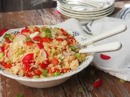 Ei tässä menussa ole mitään punaista lankaa, mutta sillä ei nyt ole väliä. Savulohi Couscussalaatti Uusia Makuja Ruokapoytaan Peggyn Pieni Punainen Keittio