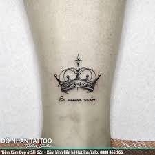 Hình xăm mini vương miện. Hinh XÄƒm VÆ°Æ¡ng Miá»‡n 042 Táº¡i Ä'á»— Nhan Tattoo Trong 2021 Hinh XÄƒm XÄƒm Hinh XÄƒm Ká»· Niá»‡m