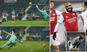 Charlie austin (west bromwich albion) right footed shot from the centre of the box. M R1 Wgzkvrx8m