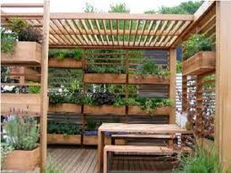 Vertical Deck Garden This Would Be Amazing If Only I Could Keep Plants Alive Small Courtyard Gardens Vertical Garden Outdoor Gardens